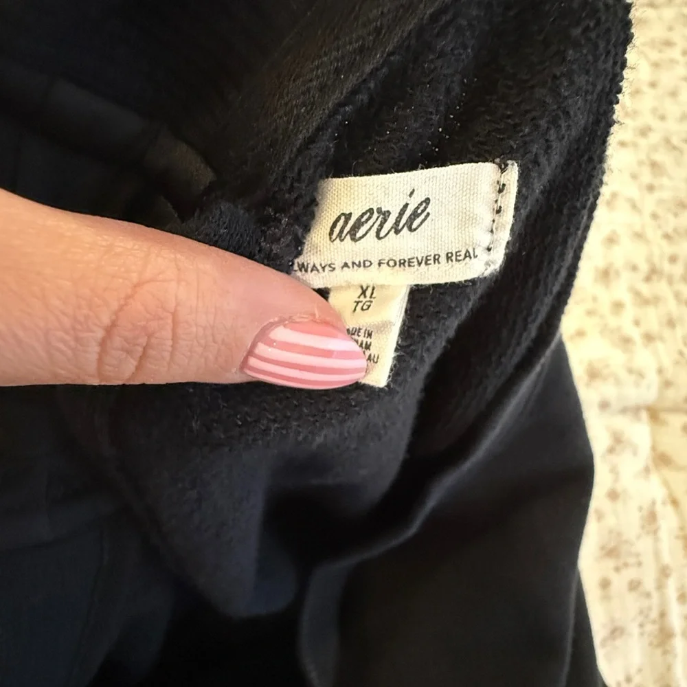 aerie Black Crewneck Sweatshirt - Picture 3 of 4